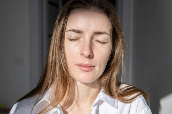 Joven Mujer Somnolienta Con Los Ojos Cerrados Bajo Sol Mañana — Foto de Stock