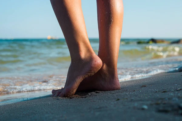 Pernas Bronzeadas Femininas Ficam Perto Mar Uma Praia Areia — Fotografia de Stock