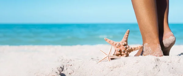 Starfishes Lie Next Female Feet Sandy Beach Banner — Stockfoto