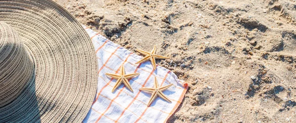 Gold Starfish Hat Sandy Beach Top View Flat Lay Banner — Photo