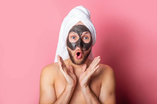 Joven Sorprendido Con Máscara Cosmética Cara Sobre Fondo Rosa Cuidado — Foto de Stock