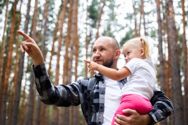 Babam ormanda yürürken bebeği kollarında tutuyordu. Aile dağlara ya da ormana gider..