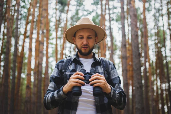Hombre Turista Con Prismáticos Mientras Camina Por Bosque Caminata Las — Foto de Stock