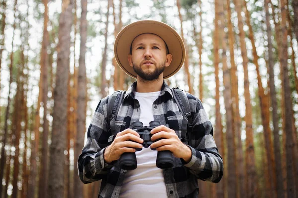 Hombre Con Prismáticos Bosque Caminata Las Montañas Bosque — Foto de Stock