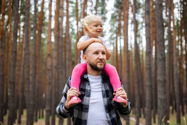 숲에서 하이킹중에 아이를 데리고 아버지 산이나 숲으로 여행하는 — 스톡 사진