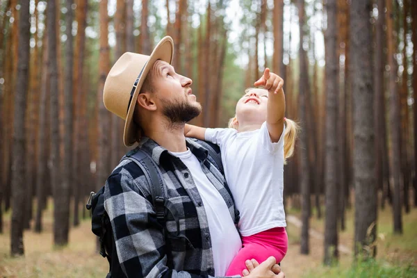 모자를 남자가 아이를 있습니다 산이나 숲으로 여행하는 — 스톡 사진