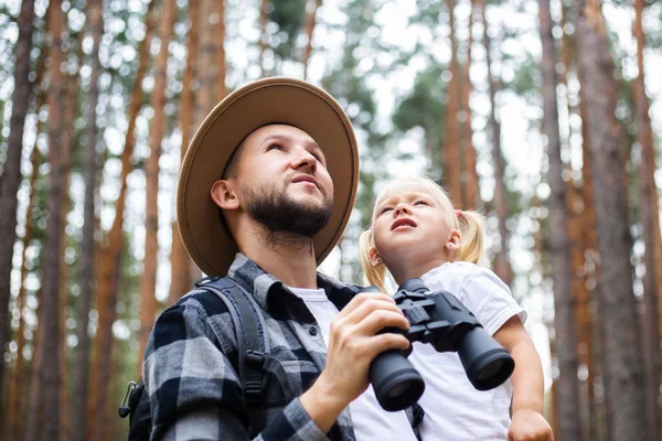 하이킹하는 모자를 남자와아이 산이나 숲으로 여행하는 — 스톡 사진