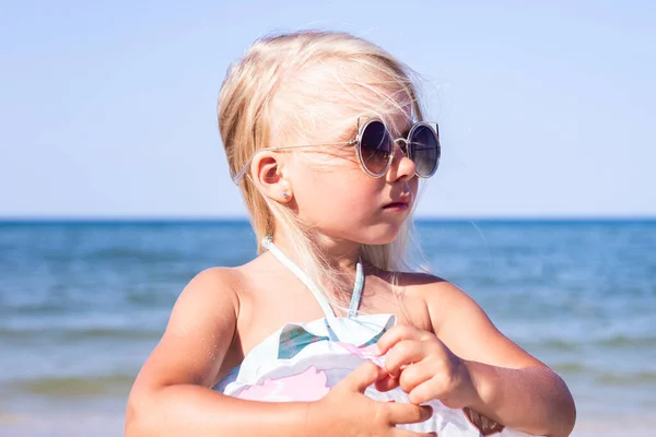 Hermosa Niña Gafas Sol Playa Día Soleado — Foto de Stock