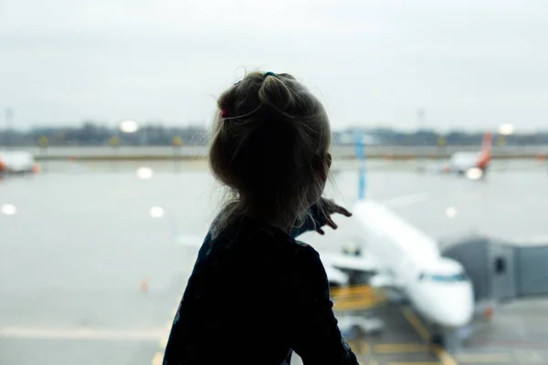 Criança Aeroporto Fora Janela Aponta Dedo Para Avião Enquanto Espera — Fotografia de Stock