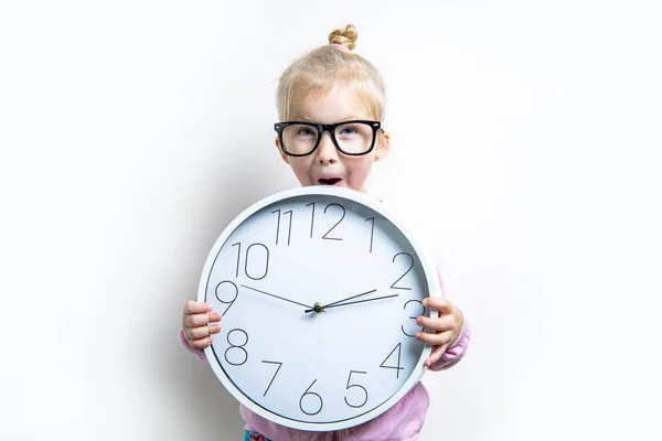 Niña Sorprendida Gafas Sosteniendo Gran Reloj Pared Sobre Fondo Claro — Foto de Stock