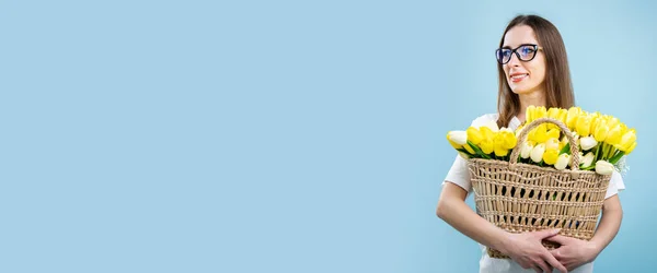 Smiling Young Woman Holding Yellow Tulips Basket Blue Background Banner — Stock Photo, Image