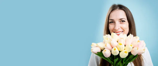 Mujer Joven Sonriente Sosteniendo Ramo Tulipanes Sobre Fondo Azul Banner — Foto de Stock