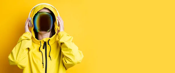 Mujer Joven Gafas Cyberpunk Con Auriculares Una Chaqueta Amarilla Sobre — Foto de Stock