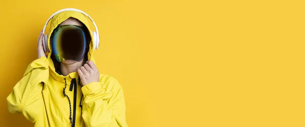 Mujer Joven Gafas Cyberpunk Con Auriculares Una Chaqueta Amarilla Sobre — Foto de Stock