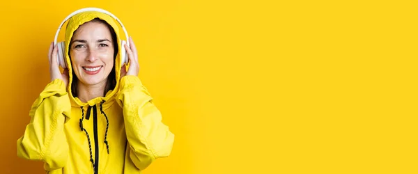 Усміхнена Молода Жінка Навушниках Слухає Музику Жовтому Тлі Банер — стокове фото