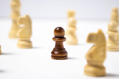 Beyaz arka planda satranç sahası. Satranç iki oyuncu için bir masa oyunudur.