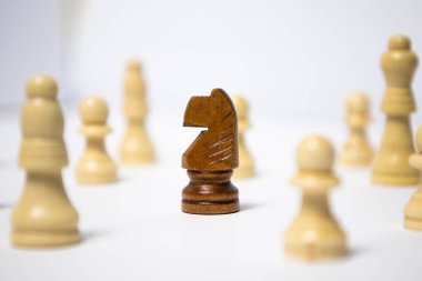 Tahta satranç taşları beyaz arka planda düzenlenir. İş stratejisi kavramı