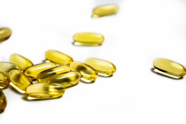 Kapsüllerdeki vitaminler balık yağı, omega 3 ve beyaz arka planda D vitamini.