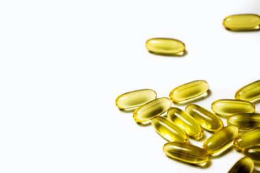 Kapsüllerdeki vitaminler balık yağı, omega 3 ve beyaz arka planda D vitamini.