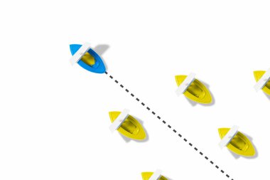 Beyaz yelkenli tekneler beyaz arka planda yol boyunca ilerler. Üst manzara, düz uzanma