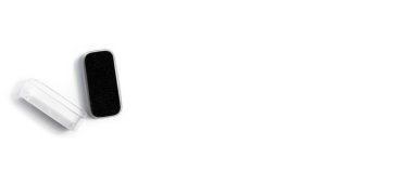 Beyaz arka planda ayakkabılar için yeni bir sünger. Üst manzara, düz yatış. Pankart.