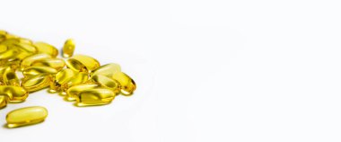 Kapsüllerdeki vitaminler balık yağı, omega 3 ve beyaz arka planda D vitamini. Pankart
