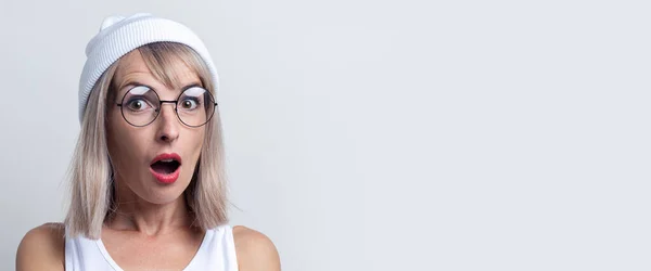 Mujer Joven Conmocionada Con Sombrero Blanco Gafas Sobre Fondo Claro — Foto de Stock