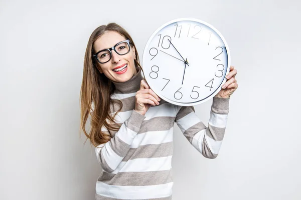 Mujer Joven Sonriente Gafas Con Reloj Pared Blanco Sobre Fondo — Foto de Stock