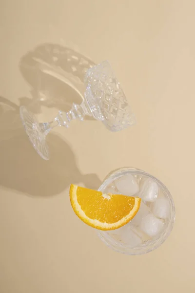 Cocktail Avec Tranche Glace Orange Dans Verre Sur Fond Beige — Photo