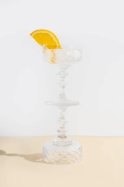 Verre Avec Cocktail Debout Sur Verre Renversé Sur Table — Photo