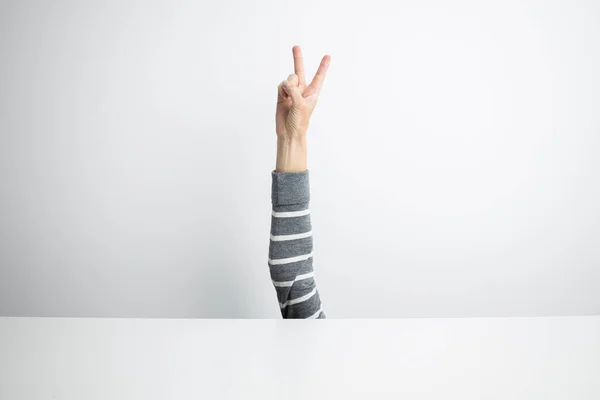 Mão Feminina Mostrando Gesto Vitória Paz Baixo Fundo Branco Sobre — Fotografia de Stock