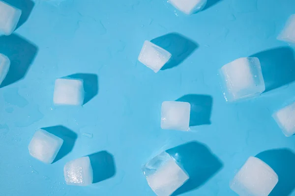 Cubos Gelo Estão Espalhados Sobre Fundo Azul Vista Superior Flat — Fotografia de Stock