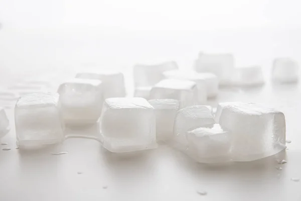 Eiswürfel Mit Wassertropfen Auf Weißem Hintergrund Seitenansicht — Stockfoto