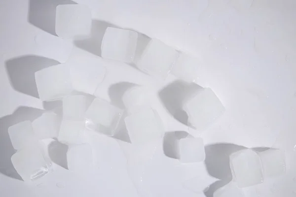 Buz Küpleri Beyaz Bir Zemine Saçılmıştır Üst Manzara Düz Uzanma — Stok fotoğraf