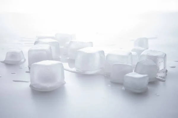 Кубики Льоду Краплями Води Розкидані Білому Тлі Вид Збоку — стокове фото