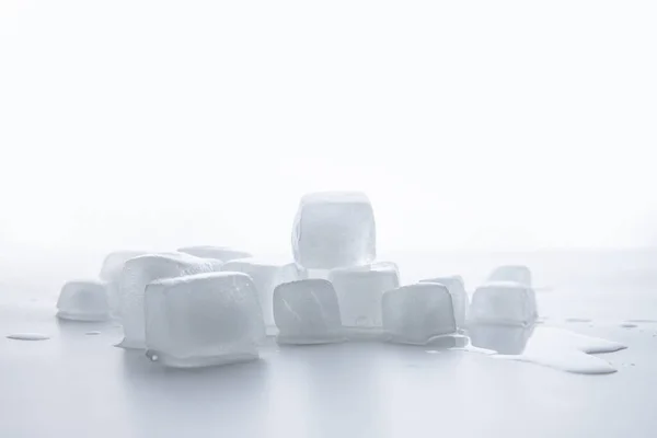 Cubos Gelo Com Gotas Água Espalhadas Fundo Branco Vista Lateral — Fotografia de Stock