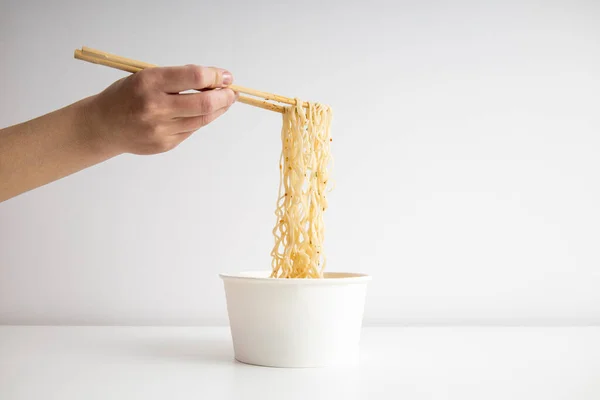Female Hand Takes Chinese Noodles Chinese Chopsticks Paper Bowl White — Foto de Stock