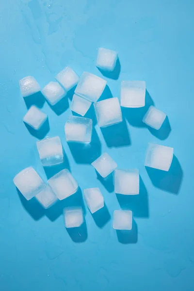 Many Large Ice Cubes Blue Background Top View Flat Lay —  Fotos de Stock