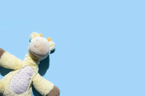 Dětská Měkká Hračka Žirafa Modrém Pozadí Pohled Shora Byt Ležel — Stock fotografie