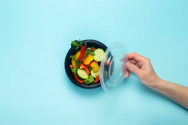 Female Hand Holds Open Plastic Disposable Plate Vegetable Salad Blue — Stock Photo, Image