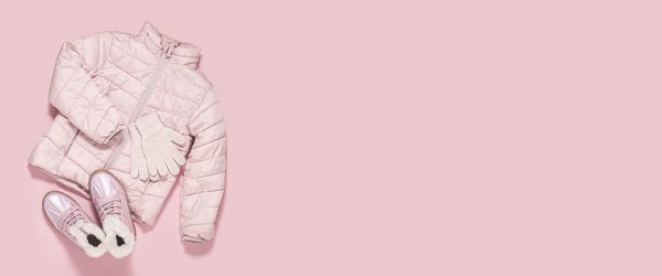 Jacke Handschuhe Und Kinderschuhe Für Ein Mädchen Auf Rosa Hintergrund — Stockfoto