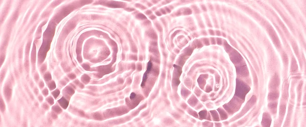 阳光下粉色水滴的纹理 — 图库照片