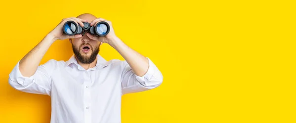 Surprised Bald Young Man Looking Binoculars Yellow Background Banner — Stok fotoğraf