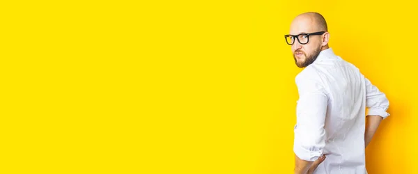 Young Bearded Man Glasses Looks Back Yellow Background Banner — Foto de Stock