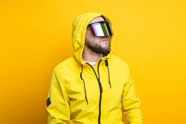 Young Man Virtual Reality Glasses Yellow Jacket Looks Away Yellow — Foto de Stock