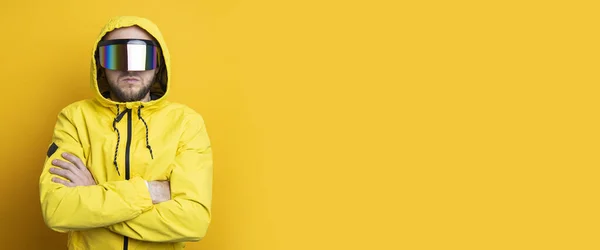 Young Man Virtual Reality Glasses Yellow Jacket Yellow Background Banner — ストック写真