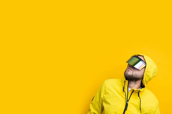 Young Man Virtual Reality Glasses Looking Yellow Background — Stock Fotó