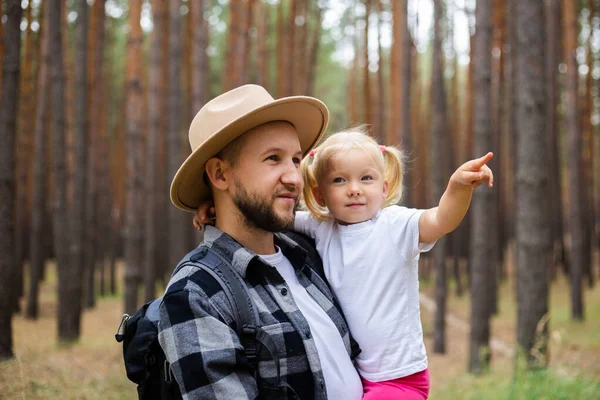 모자를 남자가 아이를 있습니다 산이나 숲으로 여행하는 — 스톡 사진