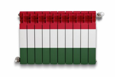 Beyaz bir duvara karşı Macaristan bayrağı desenli regülatörlü ısıtıcı.