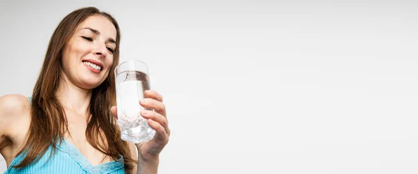 Giovane Donna Sorridente Che Tiene Bicchiere Acqua Uno Sfondo Bianco — Foto Stock